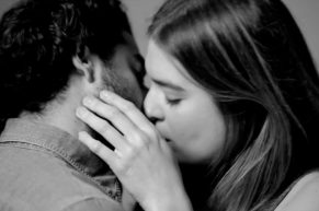 Jaké to je políbit poprvé někoho neznámého? VIDEO