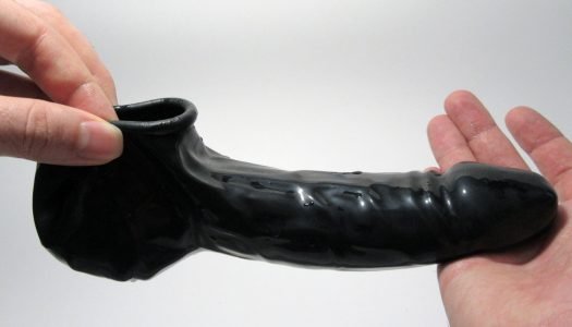 Obalený v černém latexu – RECENZE návleku na penis