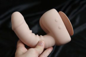 Uprize vibrační dildo s auto-erektivní funkcí – vzrušte ho! RECENZE