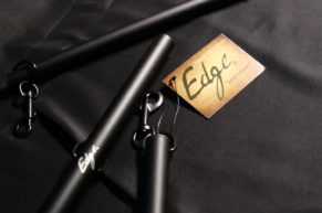 Rozpěrná tyč Edge Metallic Bar – zákěřná BDSM rozporka v RECENZI