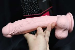 Silikonové dildo Maxim 2 s přísavkou a realistickými varlaty – RECENZE z domácí akce