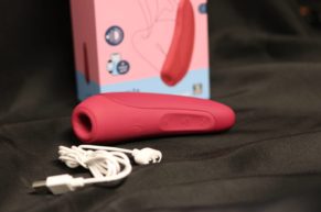 Luxusní kousek pro váš klitoris – RECENZE stimulátoru klitorisu Satisfyer Curvy 1