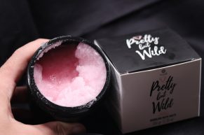 Bubbling Wild Salt – více než jen tělový peeling (RECENZE feromonové soli do vany Pretty but WIld)