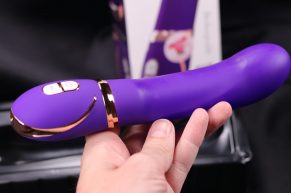 Je super s ním partnerku dráždit – vibrátor s dvojitým silikonem Front Row Purple (RECENZE)