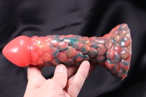 Dračí monster dildo Titan – otevřete brány fantazie a pak… sebe (RECENZE)