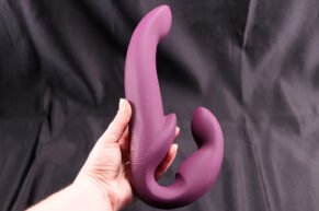Factory Share Vibe PRO = dvojité strapless dildo s vibracemi v rukou starých známých (RECENZE)
