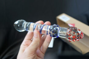 Mistrovské dílo sklářského řemesla, nebo skleněné dildo Require Me – RECENZE