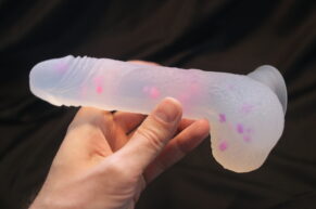 Třpytivé dildo Bliss od Sexy Elephanta, které se stalo mojí každodenní „kancelářskou povinností“ – RECENZE