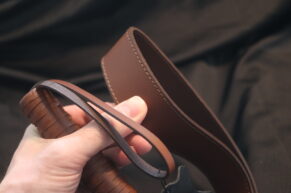 Kožená plácačka Leatherix Supreme 45 cm = pásková nostalgie, která pálí přesně tam, kde má (RECENZE)