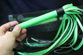 RECENZE: Ouch! Glow in the Dark důtky = lehké, svítivé důtky spíš na efekt, než na bolest