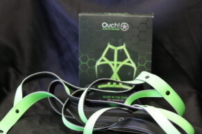 RECENZE = Ouch! Glow in the Dark Harness – aneb jak mi KitKat nečekaně zvedl… sebevědomí