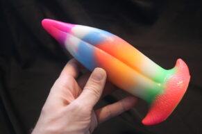 Duhový jazyk příšery, aneb svítící Monster Dildo „Tyfon“ v RECENZI