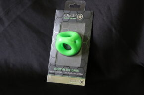 RECENZE: Ouch! Glow in the Dark – trojitý erekční kroužek, který vám rozsvítí ptáka i večer