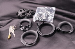 Plastový pás cudnosti alá „Cobra“ – malá černá mrcha, co umí sevřít (RECENZE od sissynky Alice)