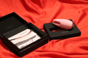 Umí „prstit“ roztomilý vibrační stimulátor klitorisu s rotačními výstupky Svakom Cookie? RECENZE