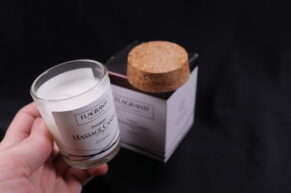 Masážní svíčka Flagranti Coconut jako malý exotický únik, který krásně klouže (a nezahltí vůní) – RECENZE