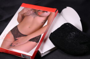 Daring Ella = zlobivé krajkové kalhotky, které nic neskrývají (a právě proto fungují) – RECENZE