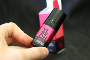 Co umí tekutý vibrátor VibroH? Senzorická hra, která umí být zatraceně záludná (RECENZE)