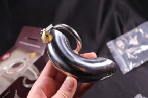 Pás cudnosti Cold Jail je ocelová klec, která vás umlčí váhou (RECENZE)