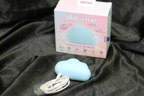 Přikládací vibrátor Play With Me Cuddle Cloud – RECENZE pohodlného společníka na cesty