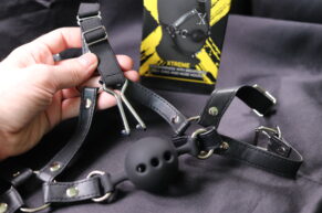RECENZE Ouch! Xtreme postroje na hlavu s roubíkem a nosním hákem = když vás bolest nutí držet hlavu nahoře