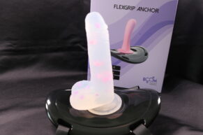 RECENZE Boom Dildo Holderu = plastová „blbost“, která z obyčejného dilda udělá tréninkový nástroj!