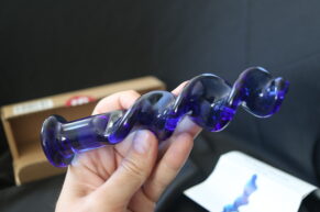 Skleněné dildo Noble Curves aneb nenápadný sadista v modrém skle v RECENZI