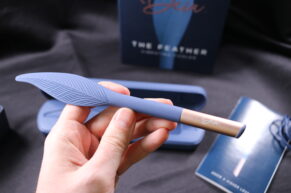 Deia The Feather je vibrační pírko, které nás baví už samotným nápadem (RECENZE)