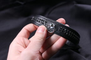 Černý choker s kamínky, který ze sissynky udělá poslušnější ozdobu (RECENZE)