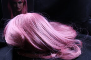 RECENZE Fever Sienna Wig = pastelově růžové paruky, která z Alice udělala Alici