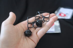 Black Pearl jsou elegantní svorky na bradavky s rolničkami, které o sobě dají vědět při každém kroku (RECENZE)