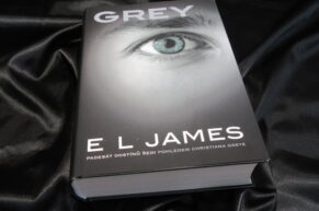 Grey = napravuje Christianův pohled to, co jsme před lety kritizovali? RECENZE knihy od E. L. James