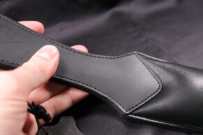 Kožená oboustranná plácačka Rouge Leather Long Paddle a dvě tváře jedné plácačky (RECENZE)