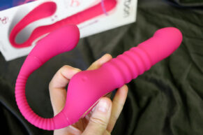 Rotační přirážecí (a vkládací) dildo Action No. TwentyThree od Intoyou očima kočičky Akity v RECENZI